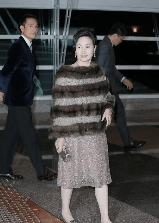 香港第二女富豪诞生,坐拥几十亿现金,却穿运动服素颜现身贵州_何超琼