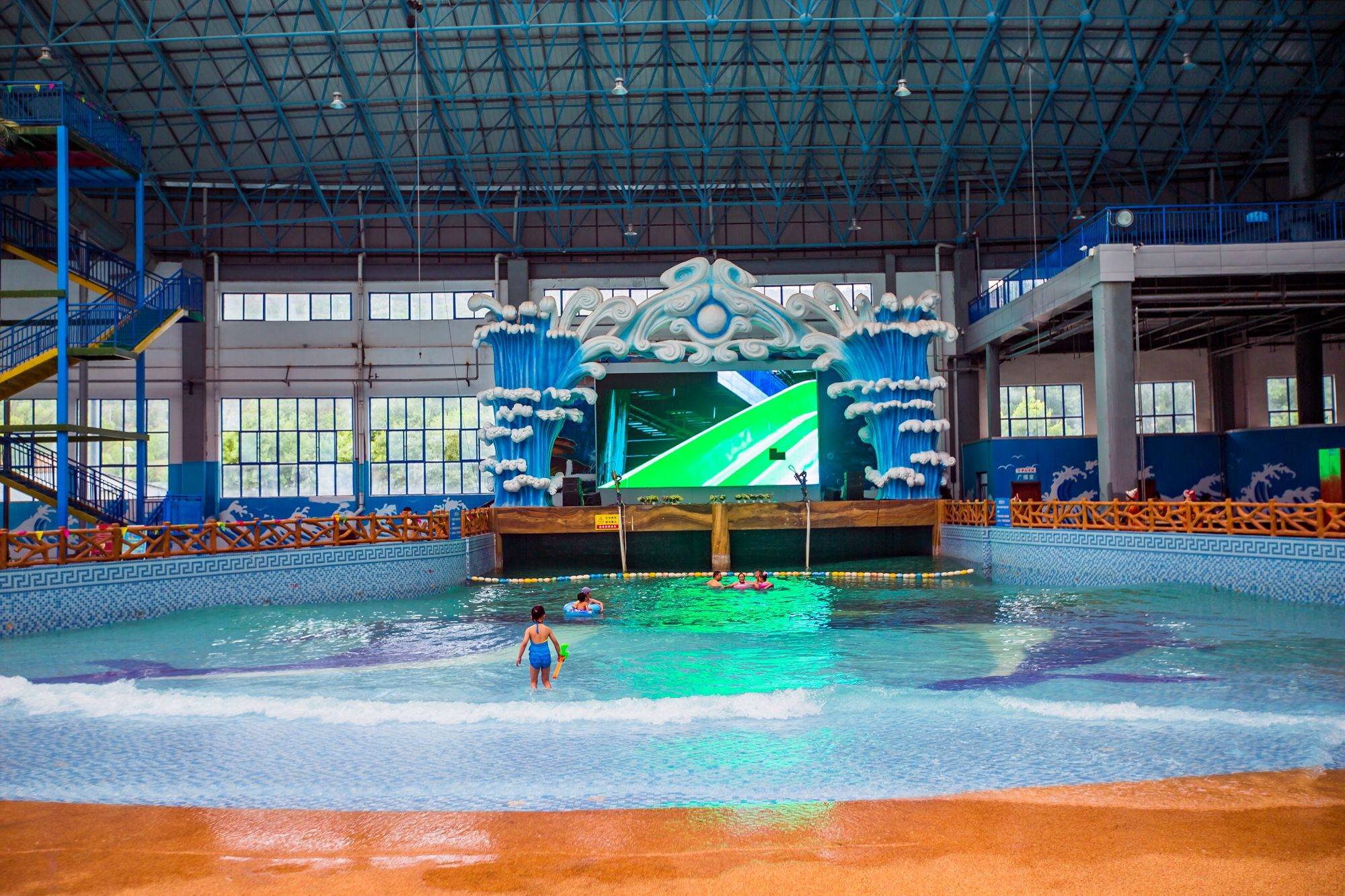 宅邸,温泉水系,游乐场,马场七大片区,建有华盛欢乐世界,梦幻水城,陇西