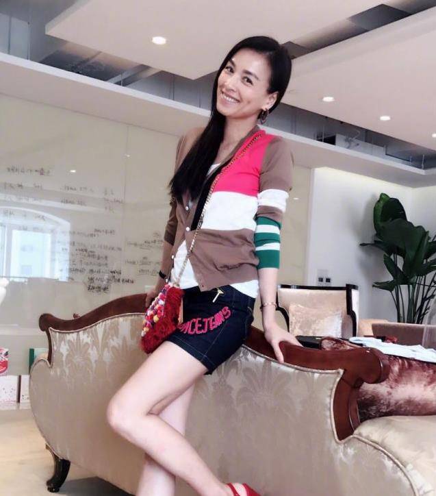 "酸"牛仔裤搭配女装上衣,张庭女神看起来精致了!_时尚_气质_女孩子