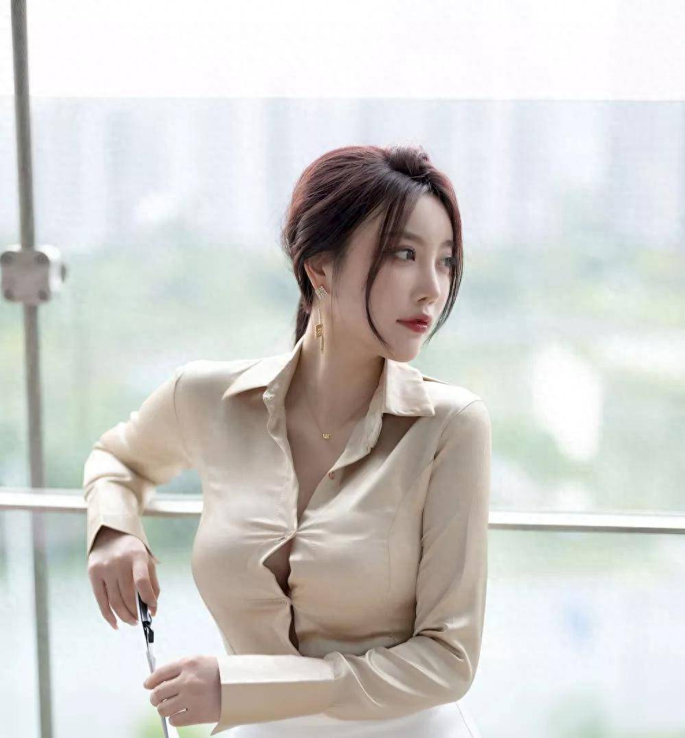 最美女神杨晨晨身穿杏色缎面衬衫搭配白色包臀裙,身材还是够火辣的!