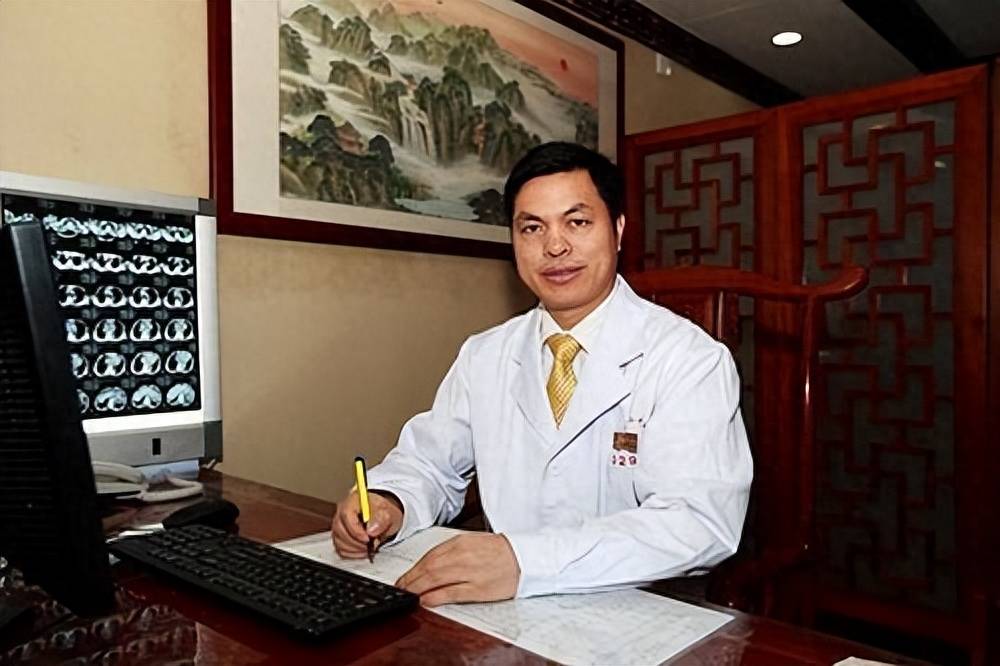 名中医范德辉,龙氏治脊疗法传承人,他的养生秘诀很独特,你试试_先生