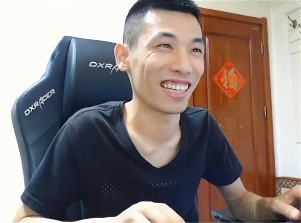 礼物不断,3h赚6285w,穿开口拖鞋引热议_游戏_观众_方式