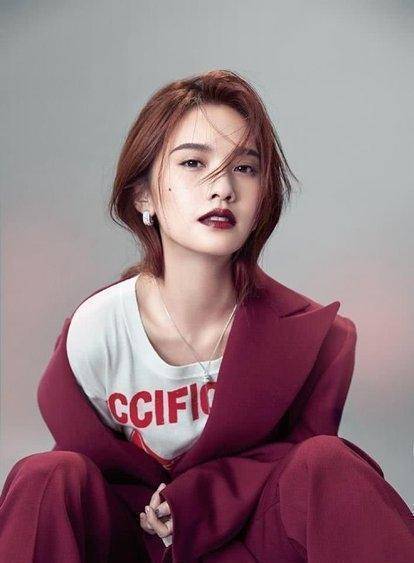 杨丞琳晒健身照,马甲线太惹眼,甜美笑容真治愈_运动_白色_黑色