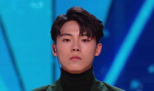 吴季峰在创造营的舞台上是个独特的存在,因为总是被拿来与何洛洛对比