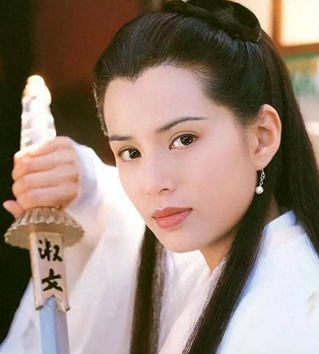 从"最美小龙女"到过气艺人,孤身至今的李若彤,过得还好吗?