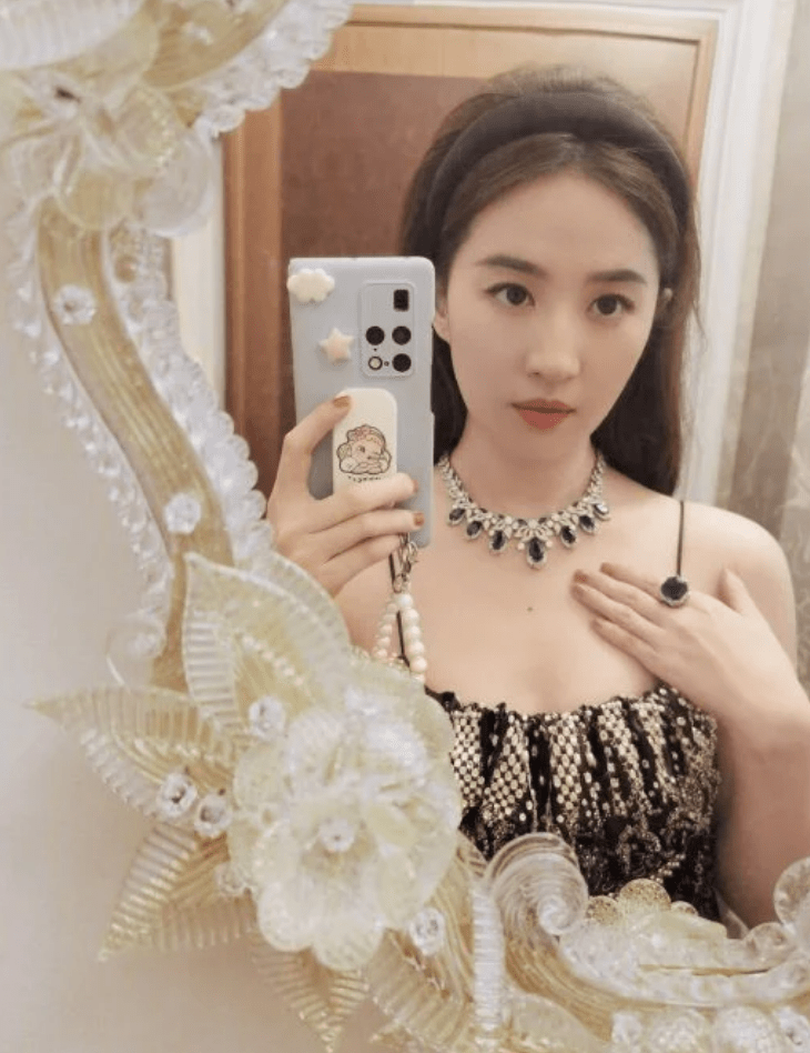 刘亦菲胸前"销魂痣"成热门话题_魅力_细节_事业