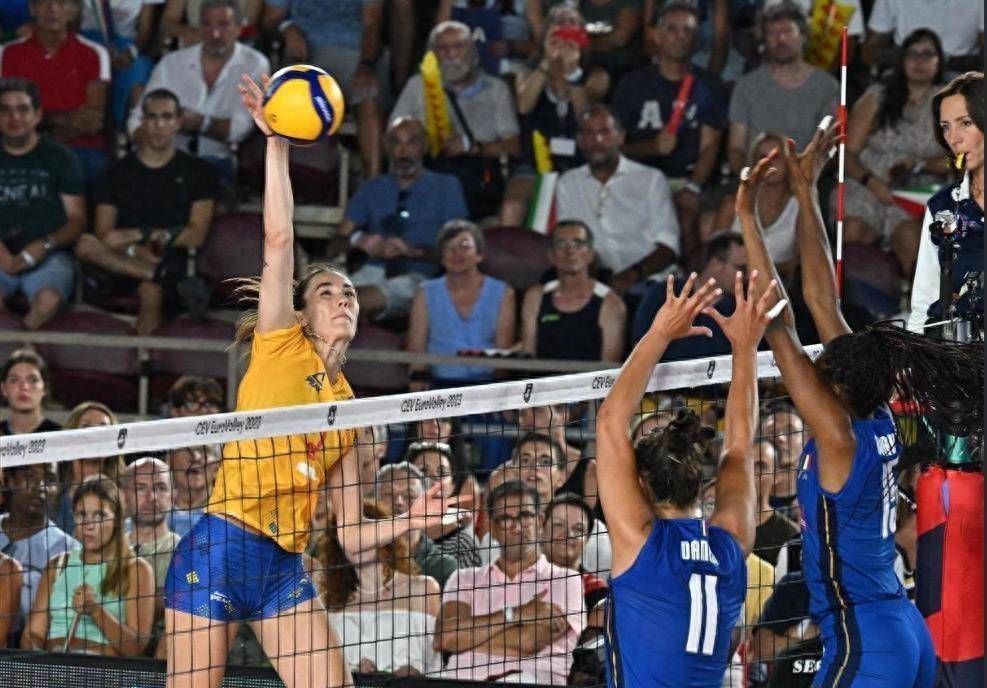 首场比赛,意大利队对阵罗马尼亚队,尽管对手实力一般,但他们轻松获胜.