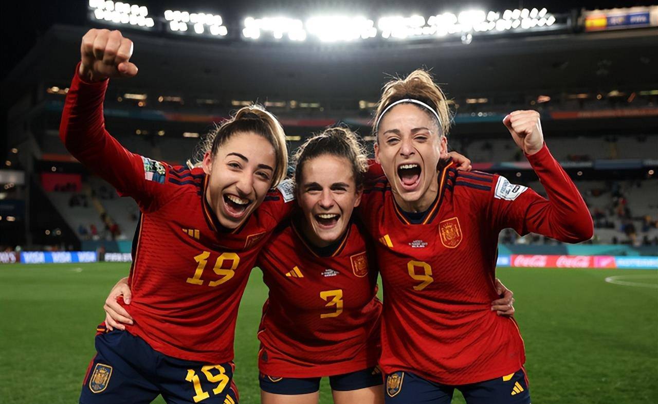 看不懂,西班牙女足队员世界杯决赛进球后,第一时间掀衣赚钱_奥尔加