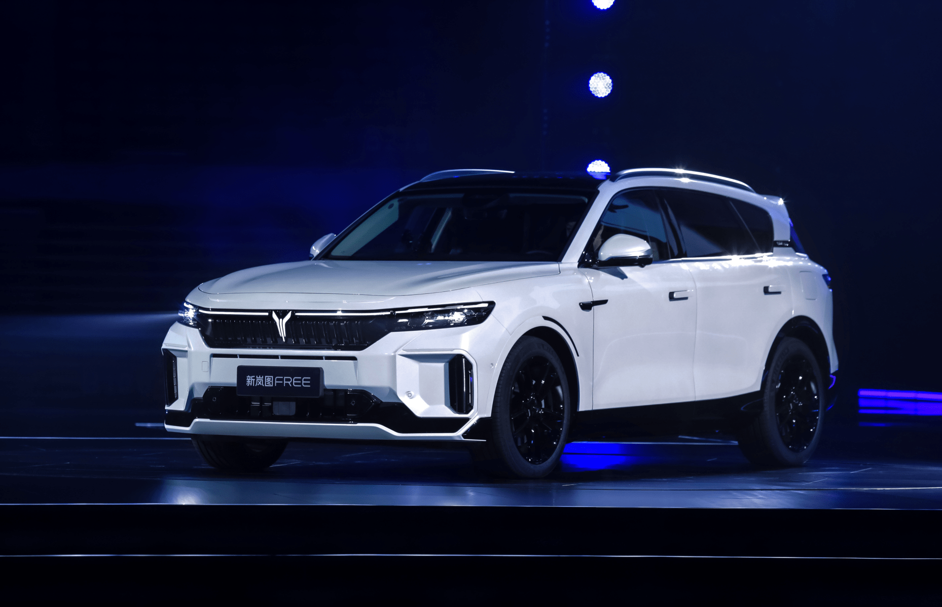 今年1-7月,岚图累计销量达到18624辆;岚图free,岚图梦想家,岚图追光三