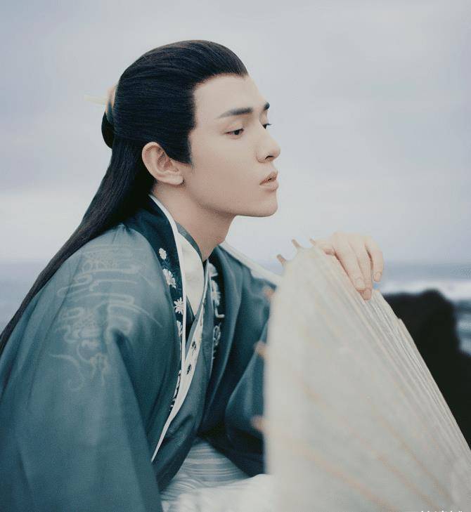 李佳琦穿古装有点绝!头发梳成发髻盘在身后,俨然翩翩公子