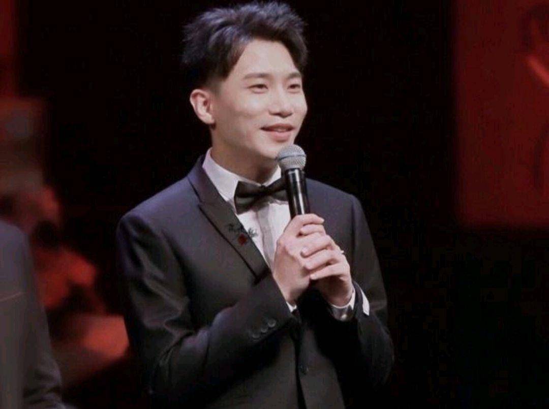 都在说的跋山涉水,原来出自何九华女友,吃瓜去_冒雪_小姑娘_搭档