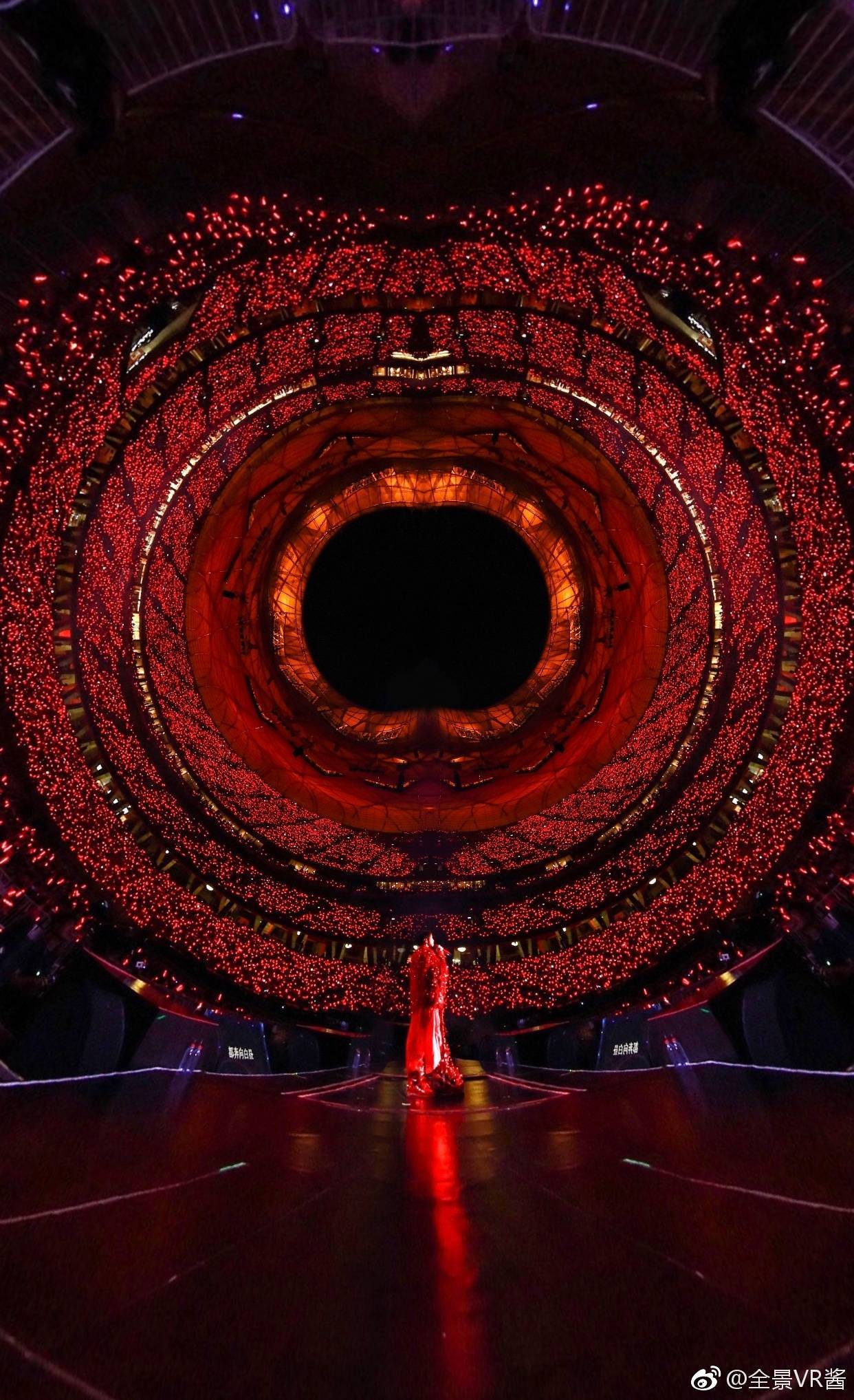 华晨宇鸟巢演唱会,鸟巢四面台第一人!_舞台_火星_舞美