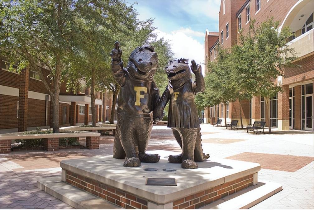 湖中盛产鳄鱼,佛罗里达大学体育代表队的外号就被称为"gators",中文译