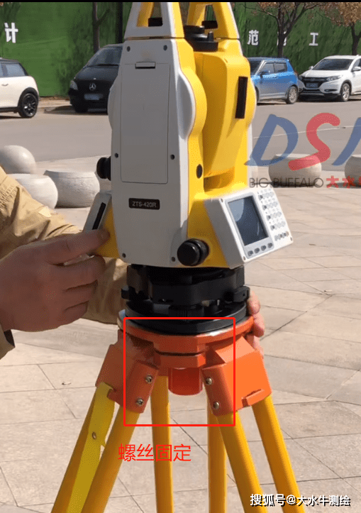 全站仪测量前的准备工作!仪器安置调平!_螺旋_箱子_三角架