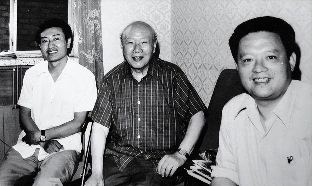 李嵩云刚问及客人在哪,保姆回答在厨房,厨房里的客人易吟先也走到客厅