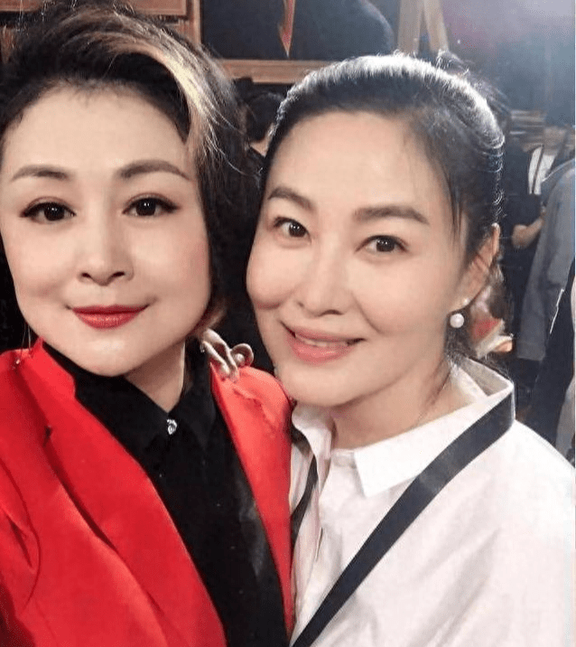 武大郎宋文华,已68岁了,他与妻子蛮有夫妻相的,一起享受夕阳红_女子