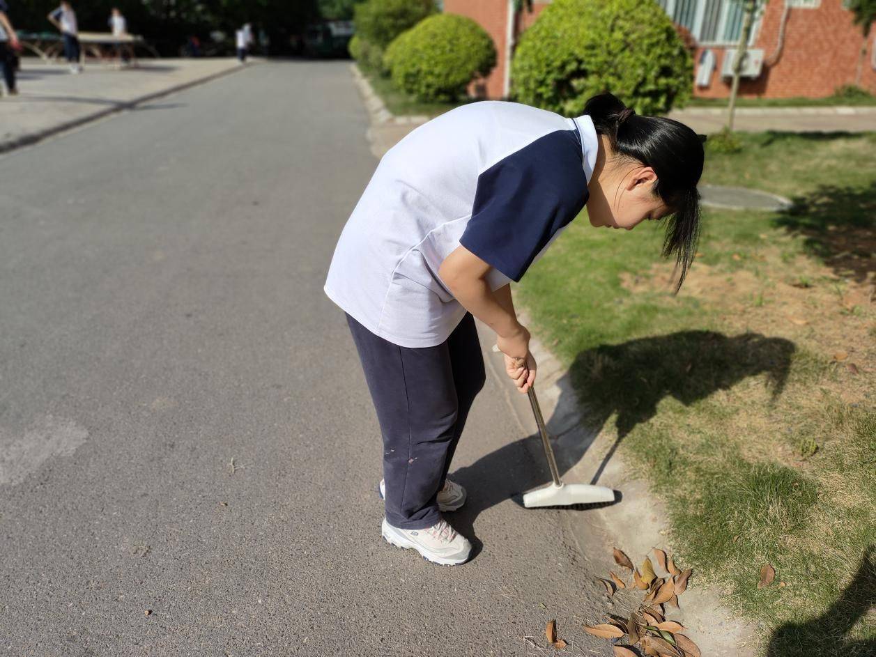 初中学生扫地图片图片