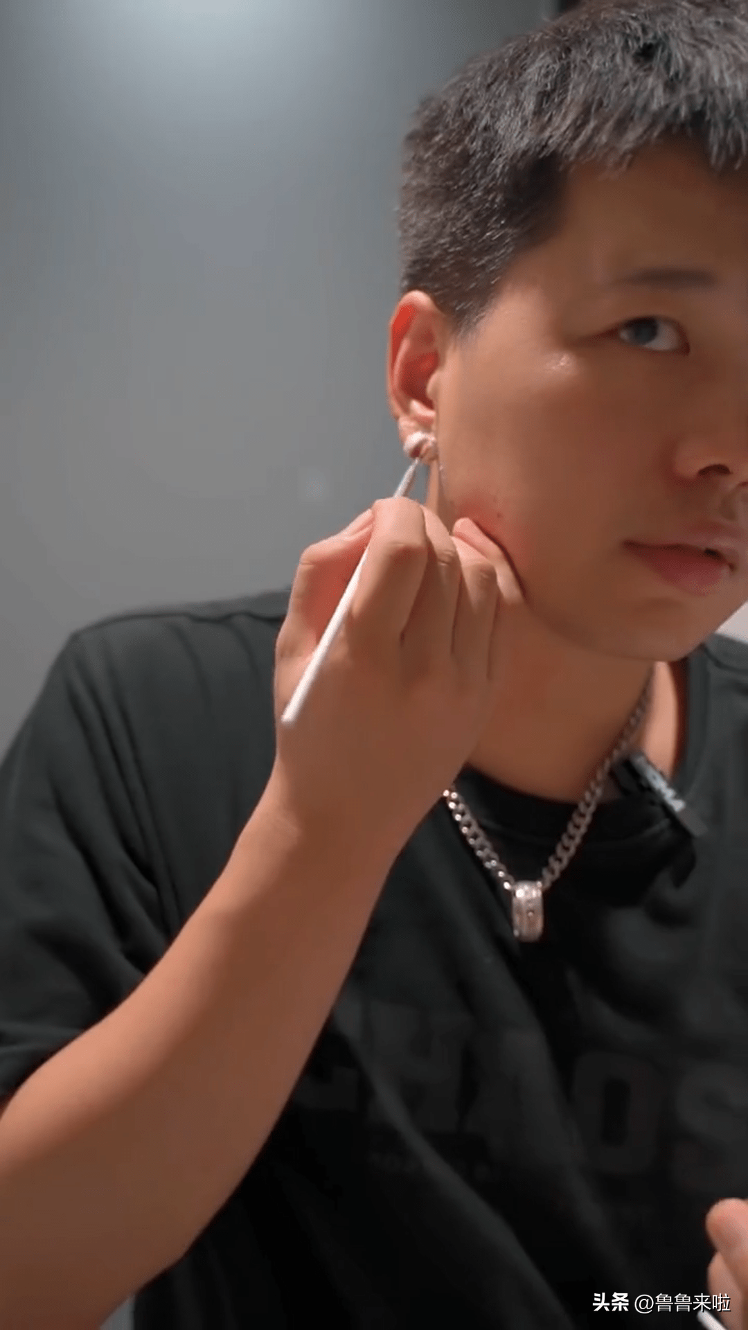 解锁《孤注一掷》张艺兴拧耳妆!模仿逼真_伤口_效果_耳朵