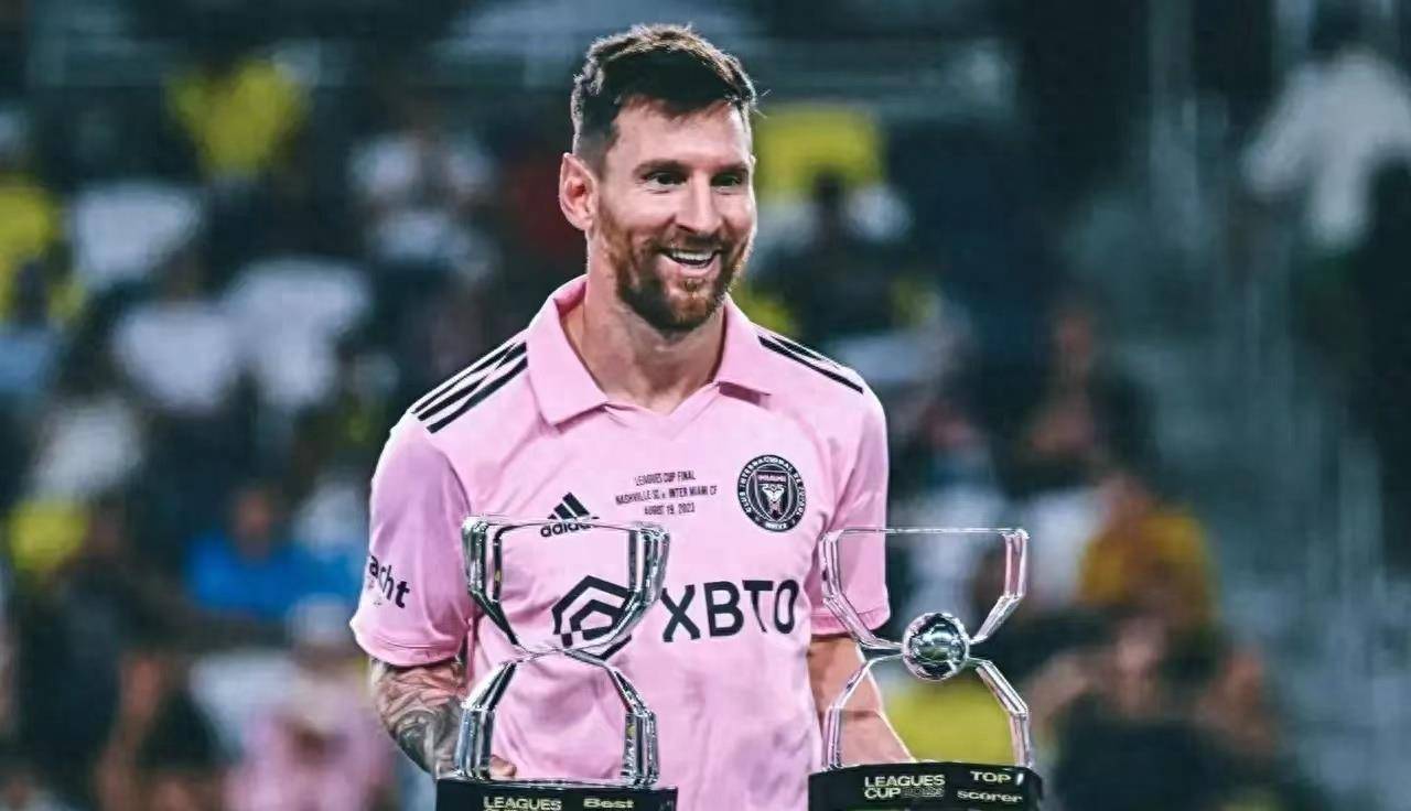 梅西把队长袖标给前任队长戴上,并邀请他一起举起奖杯_团队_足球_网络