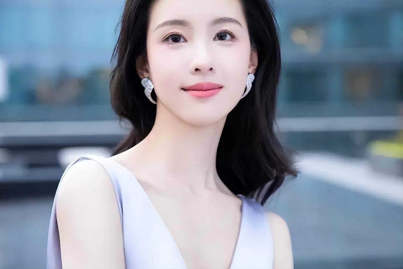 陈都灵惊艳亮相!紫色鱼尾裙成为时尚焦点,尽显她的优雅魅力!