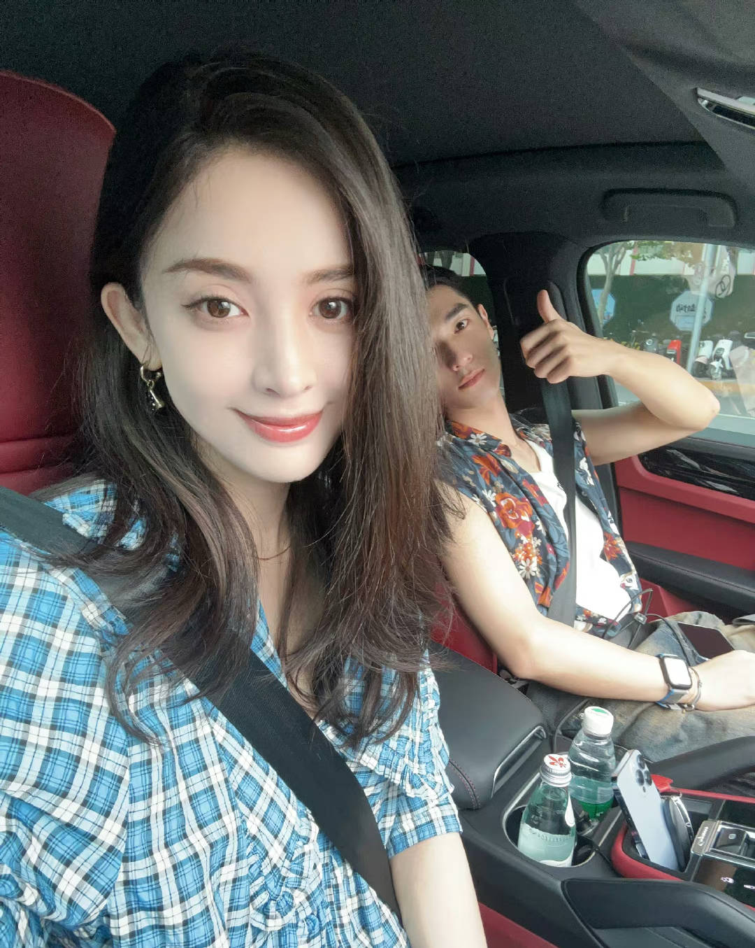 当然,古力娜扎的助理全程都有陪同,期间他们不断合影留念.