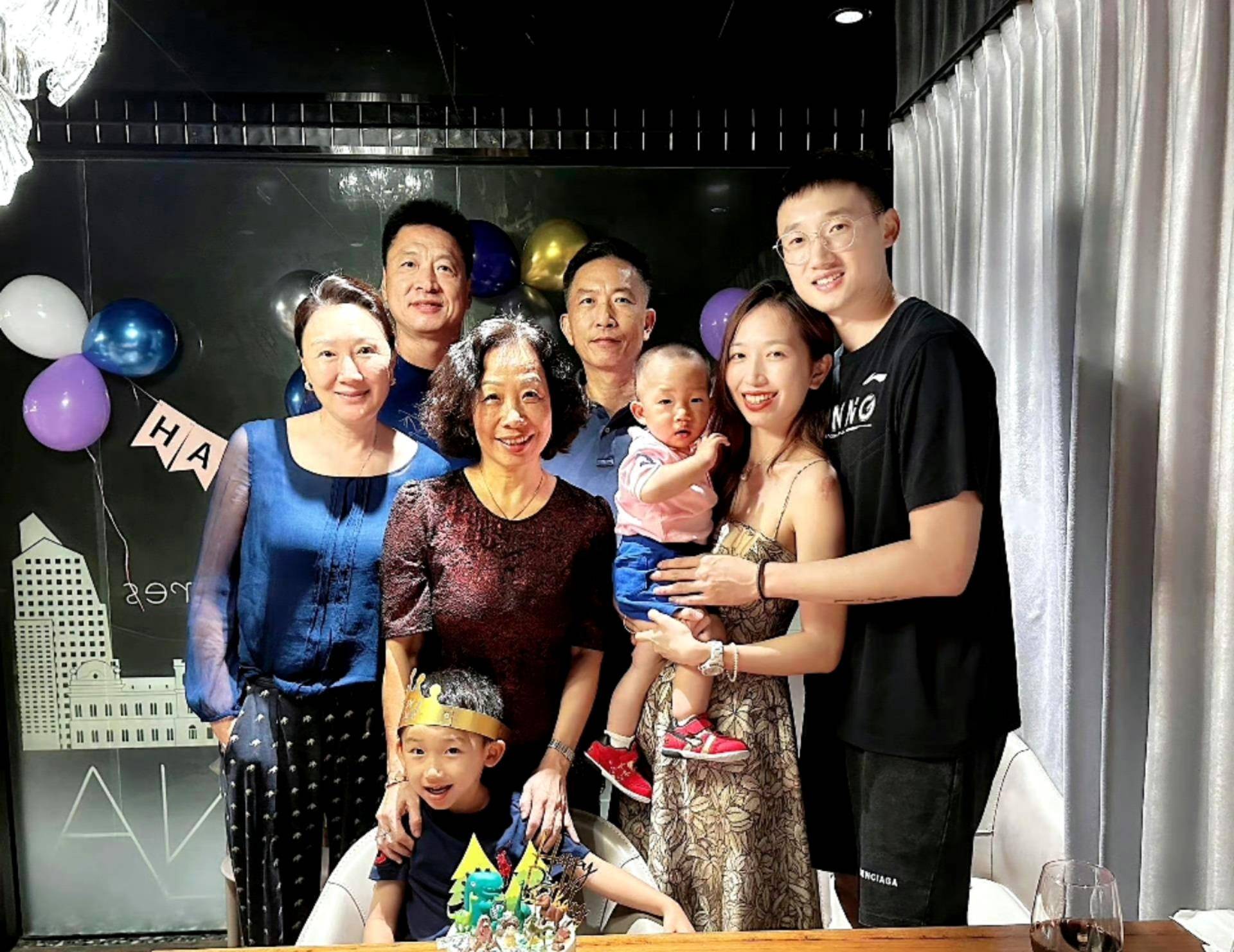 李京龙与伍嘉雯在瑞士相识,去年休赛期时两人在东莞举办了盛大的结婚