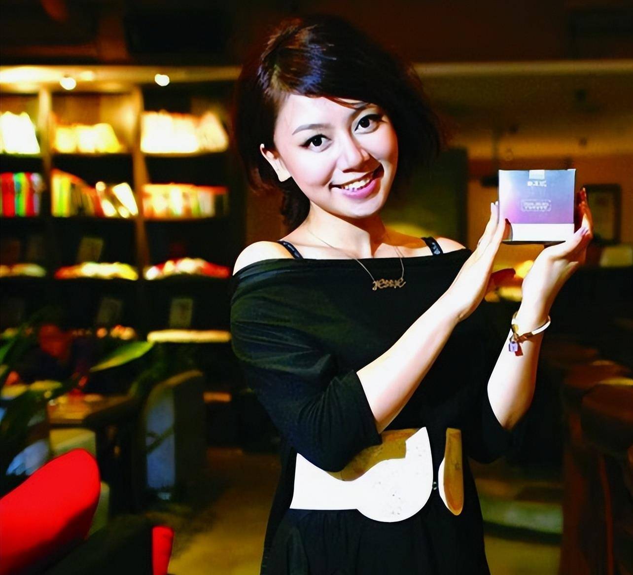 湖南台知名主持人定居美国!开保时捷住富人区,已生下二胎成辣妈