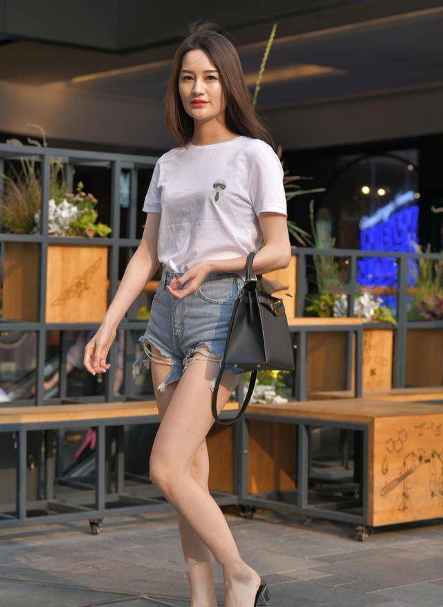 高挑女孩的冷艳造型,修身长袖 牛仔短裤,让你穿出圆润身材_魅力_配饰