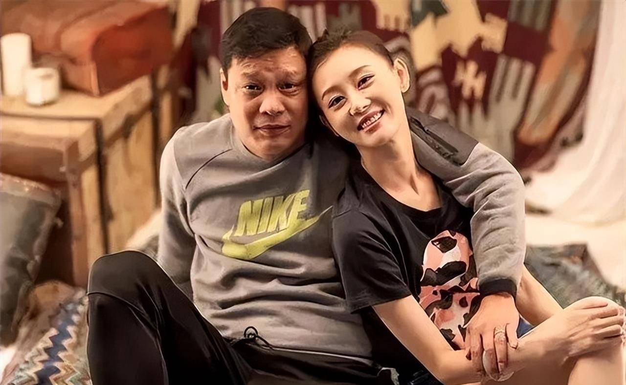 范志毅女儿范斯晶:25岁身材火辣四肢纤细,亲吻土豪男友秀恩爱_李倩