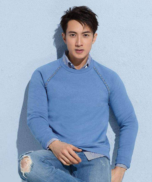 41岁吴尊参加同学聚会,男同学发福挺大肚腩,同框像两辈人_明星_照片