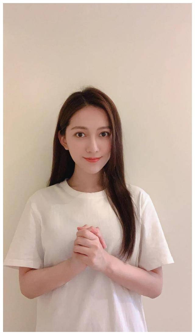 她还参演了网剧《陈二狗的妖孽人生》,校园奇幻剧《校花的贴身高手》