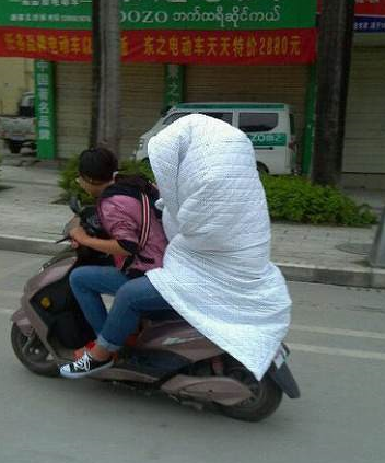 搞笑图片幽默段子笑话:设计师,你这样设计到底让不让我进去?