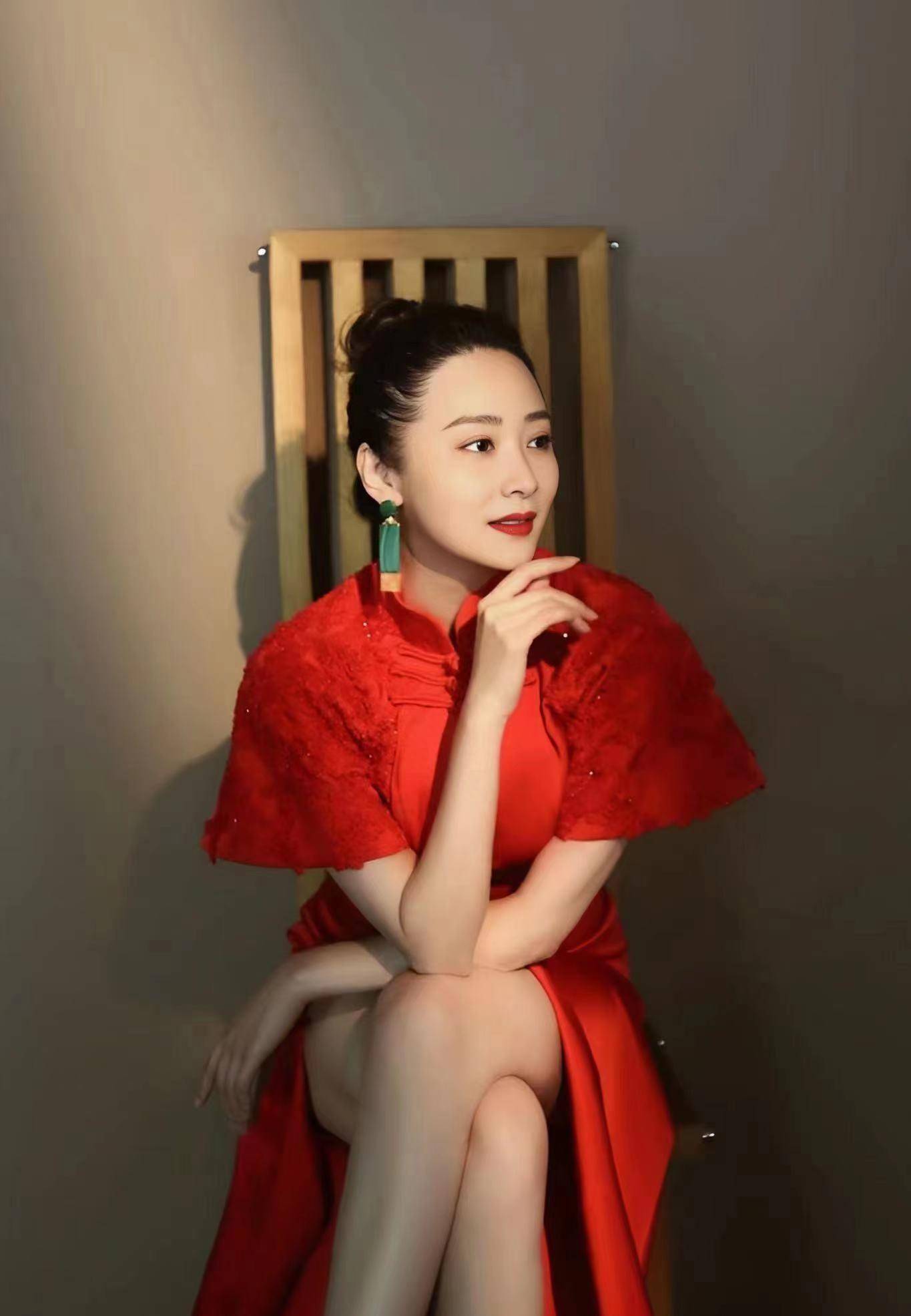 《狂飙》曲栅栅身穿紧身旗袍肉感十足,身上不露肉_程程_观众_包裹