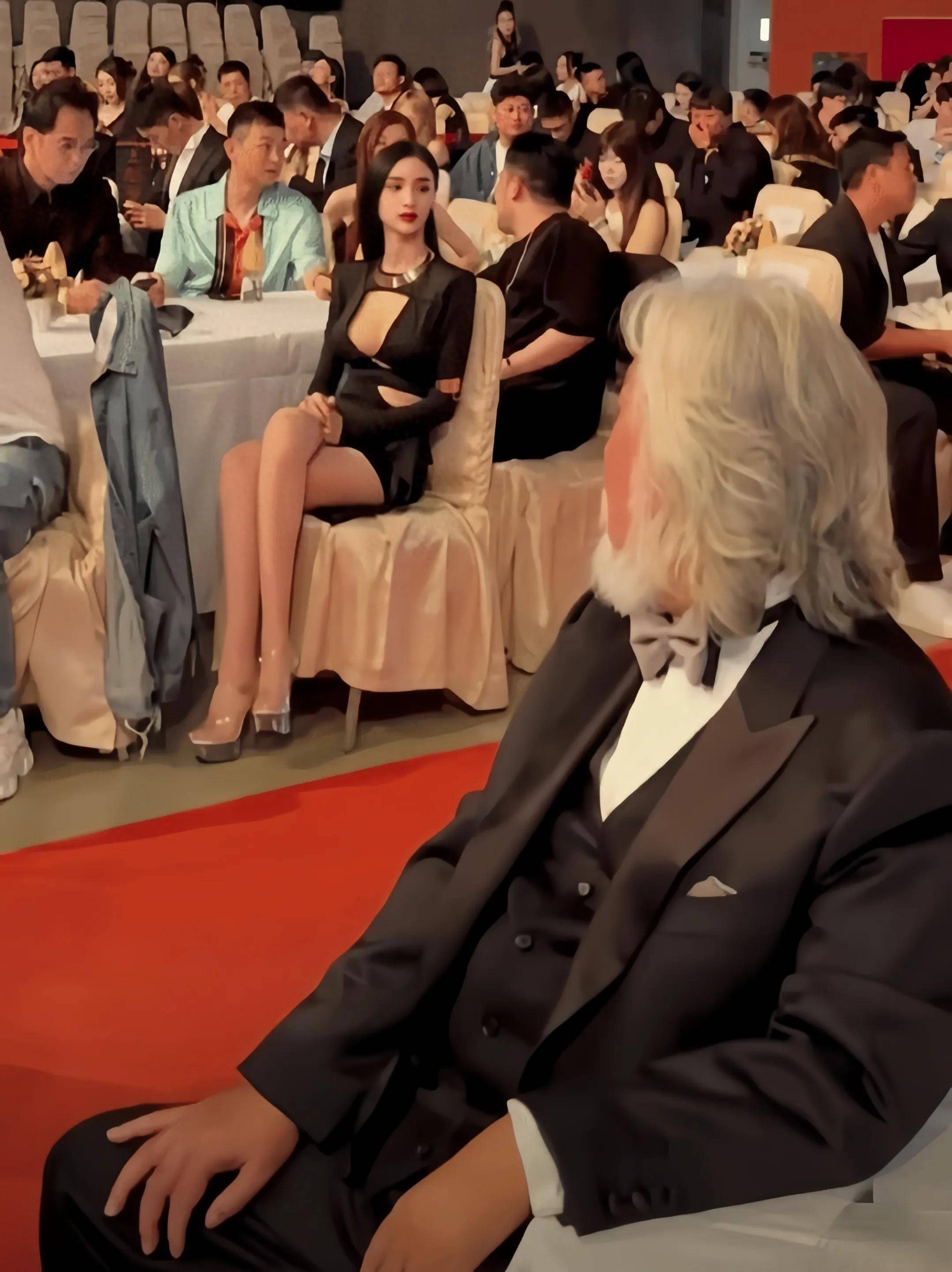 张纪中导演在电影节上经常盯美女和吴春怡,王晶导演看了忍不住笑_老哥