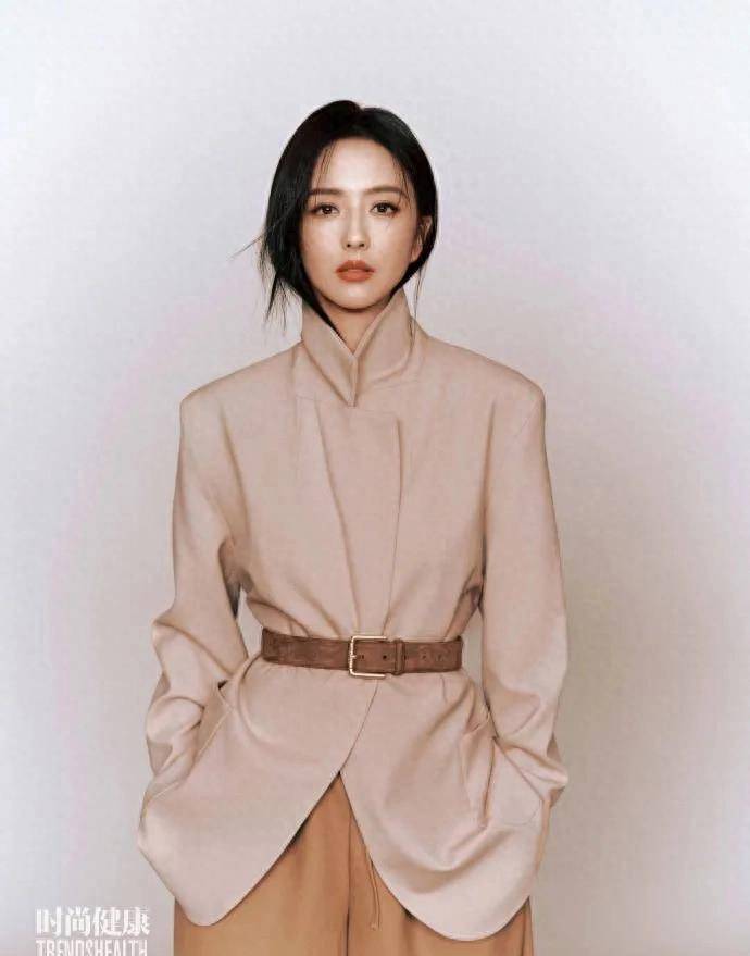 佟丽娅在拍摄大片时穿着高开衩长裙,侧边套装好时尚_魅力_感觉_连衣裙