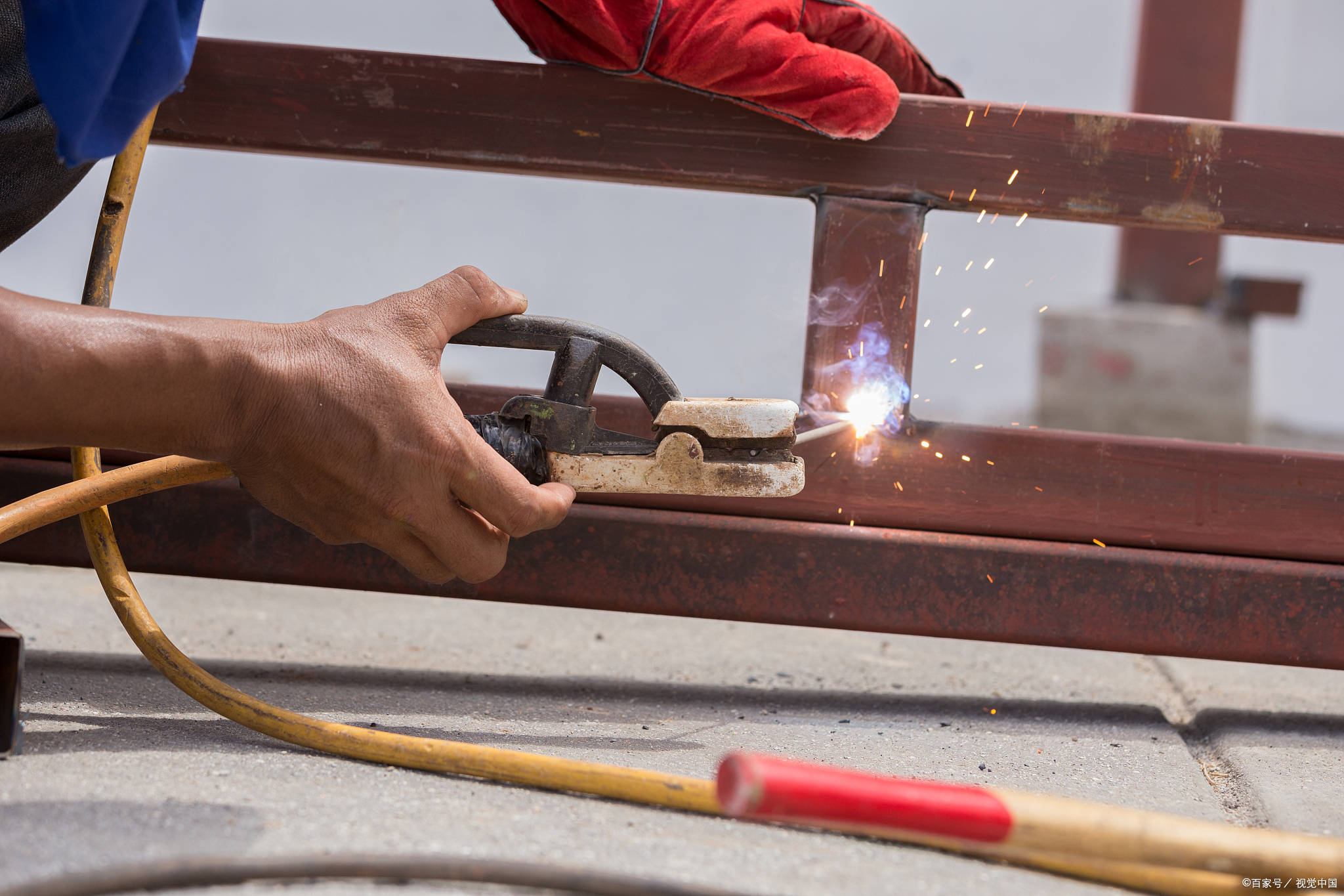 铆工的工作内容-早职到_工件_铆钉_进行