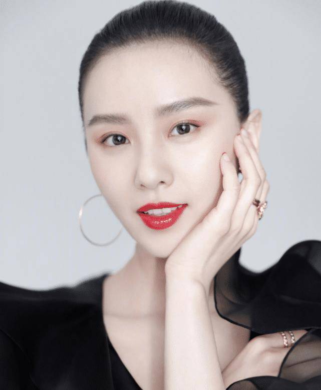 臃肿脸不再温柔,还"撞脸"了周笔畅_气质_连衣裙_粉色