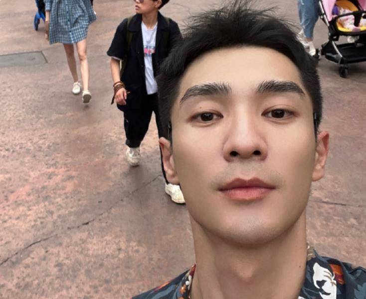 古力娜扎新恋情疑曝光,两人疑已同居,"小鲜肉"男友爱秀床照!