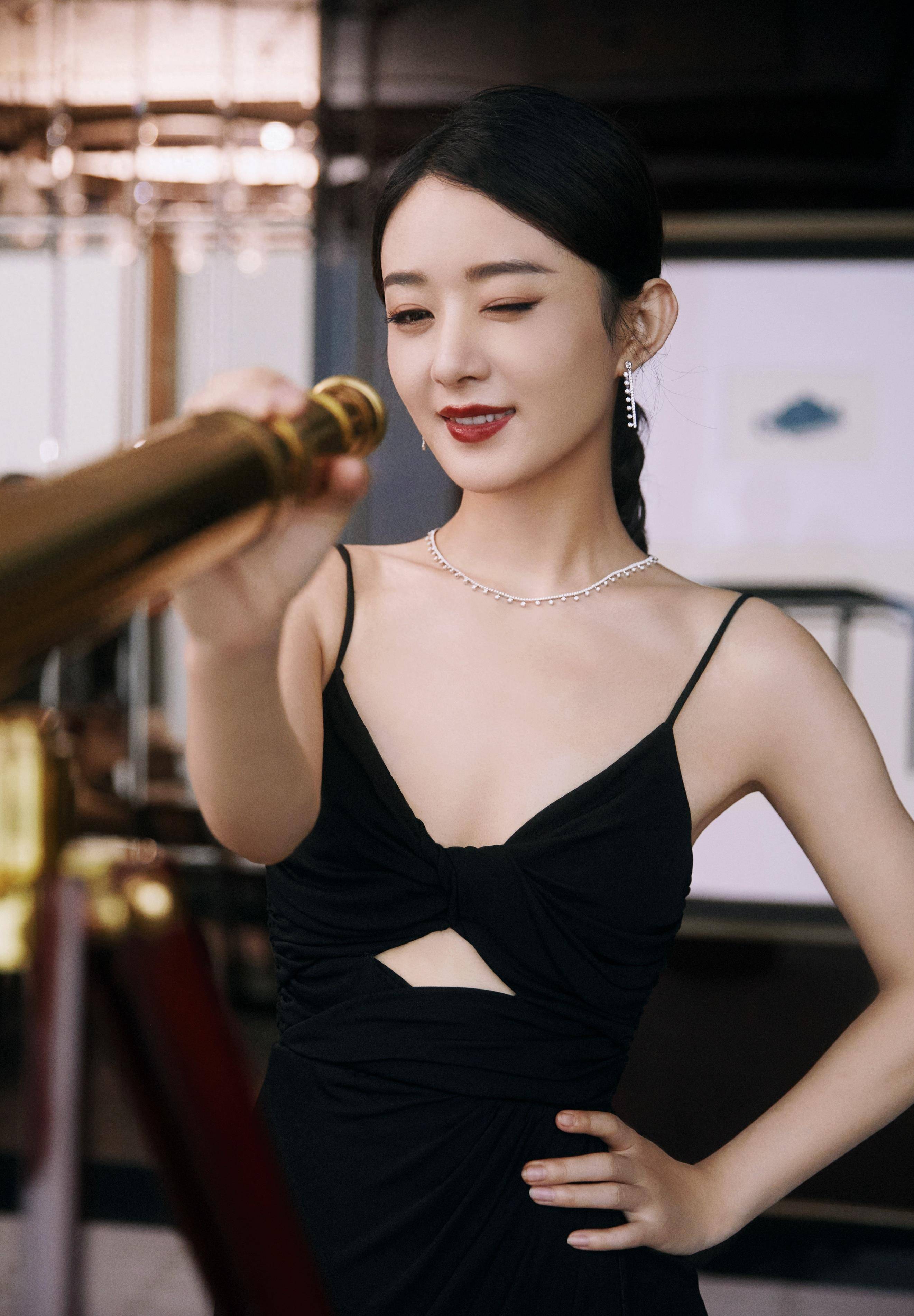 赵丽颖穿小黑裙搭配裤袜有点小时尚_风格_气质_图片