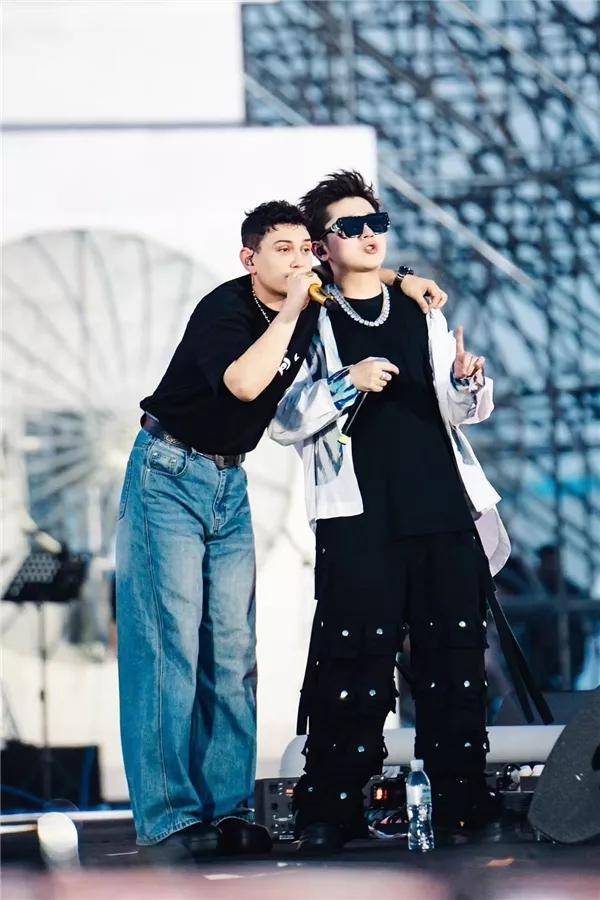 布瑞吉bridge与雾都l4wudu也各自演唱了代表作《奔跑吧布瑞吉》《买个