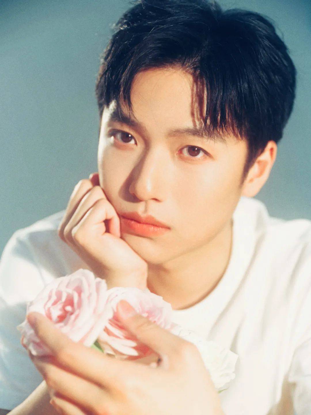 杨天正七夕写真释出 眼眸星光浪漫自在_少年_带着_爱意