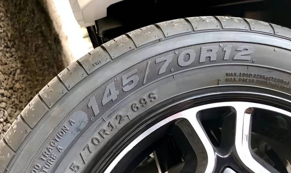 车配宝:汽车轮胎也有正反面?究竟有何不同_搜狐汽车_搜狐网