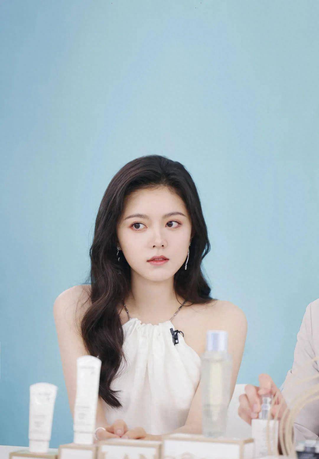 赵今麦时尚写真美美哒,皮肤白皙如厚,美丽如画_夏日的阳光_夏天_白色