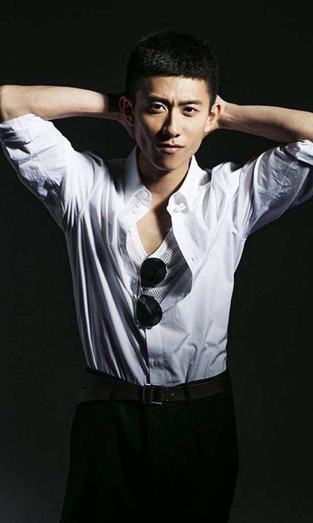 童星张一山靠着《余罪》大火,与此同时他的父亲也是出谋划策_张晓五_