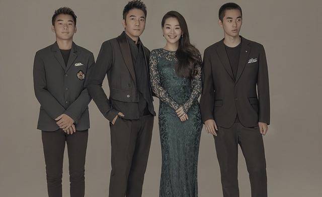 林依轮53岁过七夕,背着老婆爬楼梯稳如壮小伙_照片_妻子_在未来