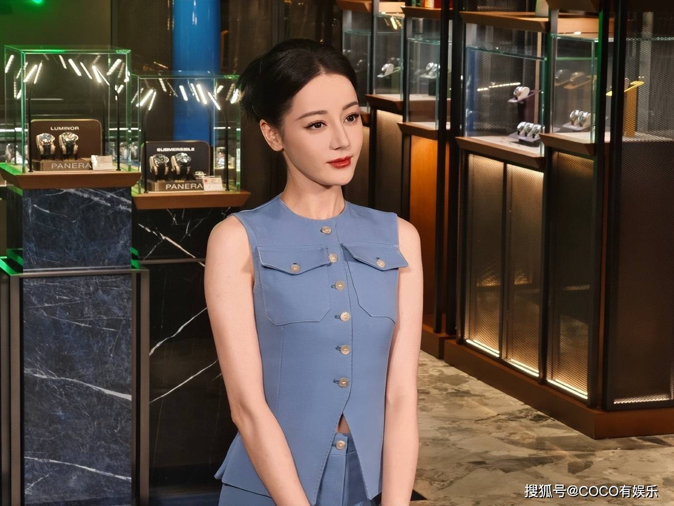 迪丽热巴空降成都,粉丝疯狂追捧,她的生图让人心疼!_身材_魅力_气质