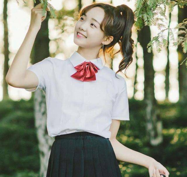 女主吕小雨是一位00后,今年也就20岁,无论是从资历,还是人气上,都不