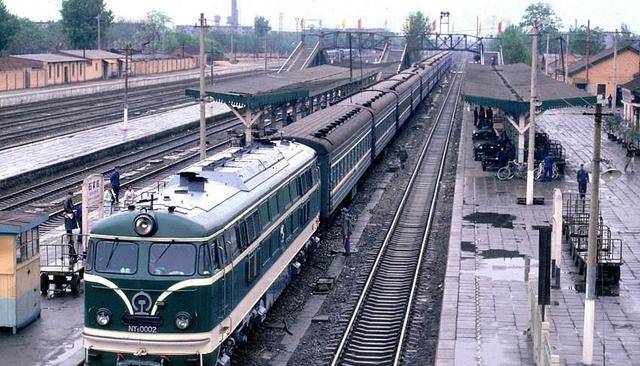 北京内燃机务段内的ny6-0001号机车1972年5月,首批6台ny6型内燃机车在