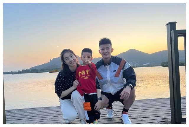 王适娴喊话谌龙,奥运冠军夫妻搂肩合影_张楠_刘成_羽毛球