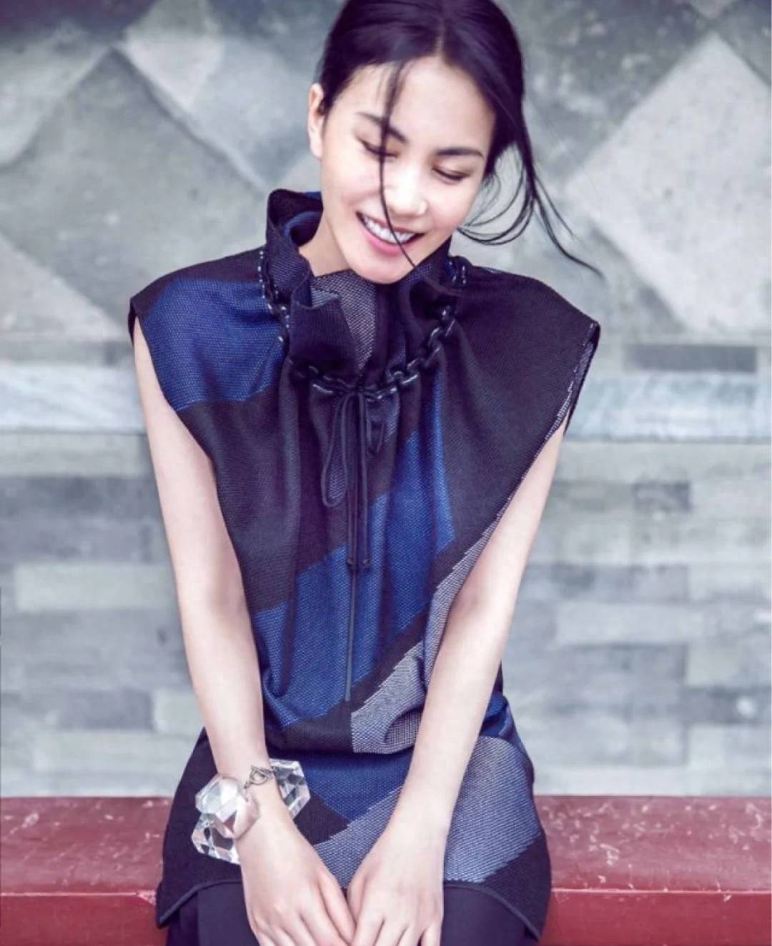 52岁的王菲状态太好了,身材气质宛如少女,刷新了我对大妈的认知_身体